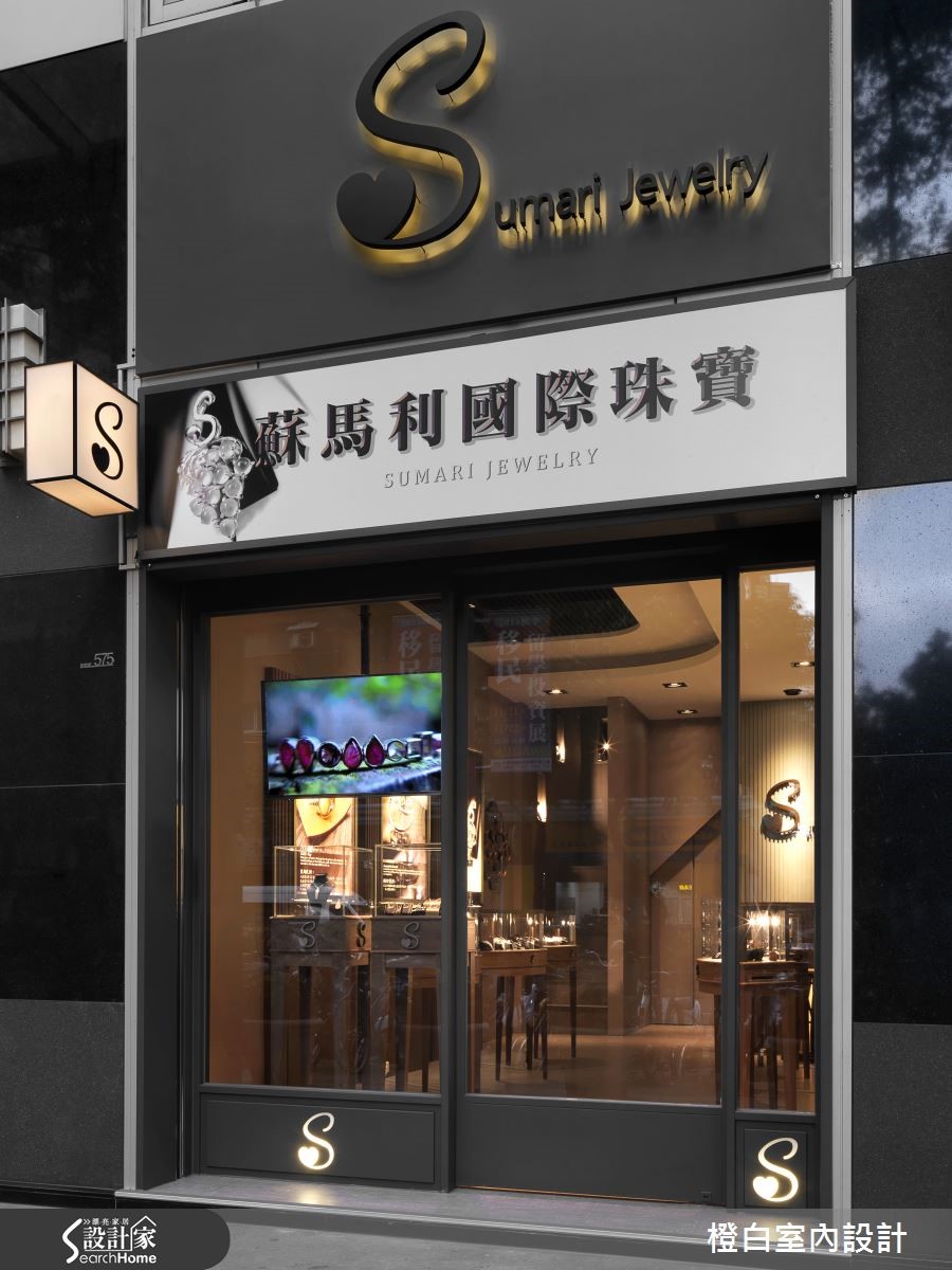 20 坪的原創設計珠寶店,一樓實體店面主要銷售珠寶飾