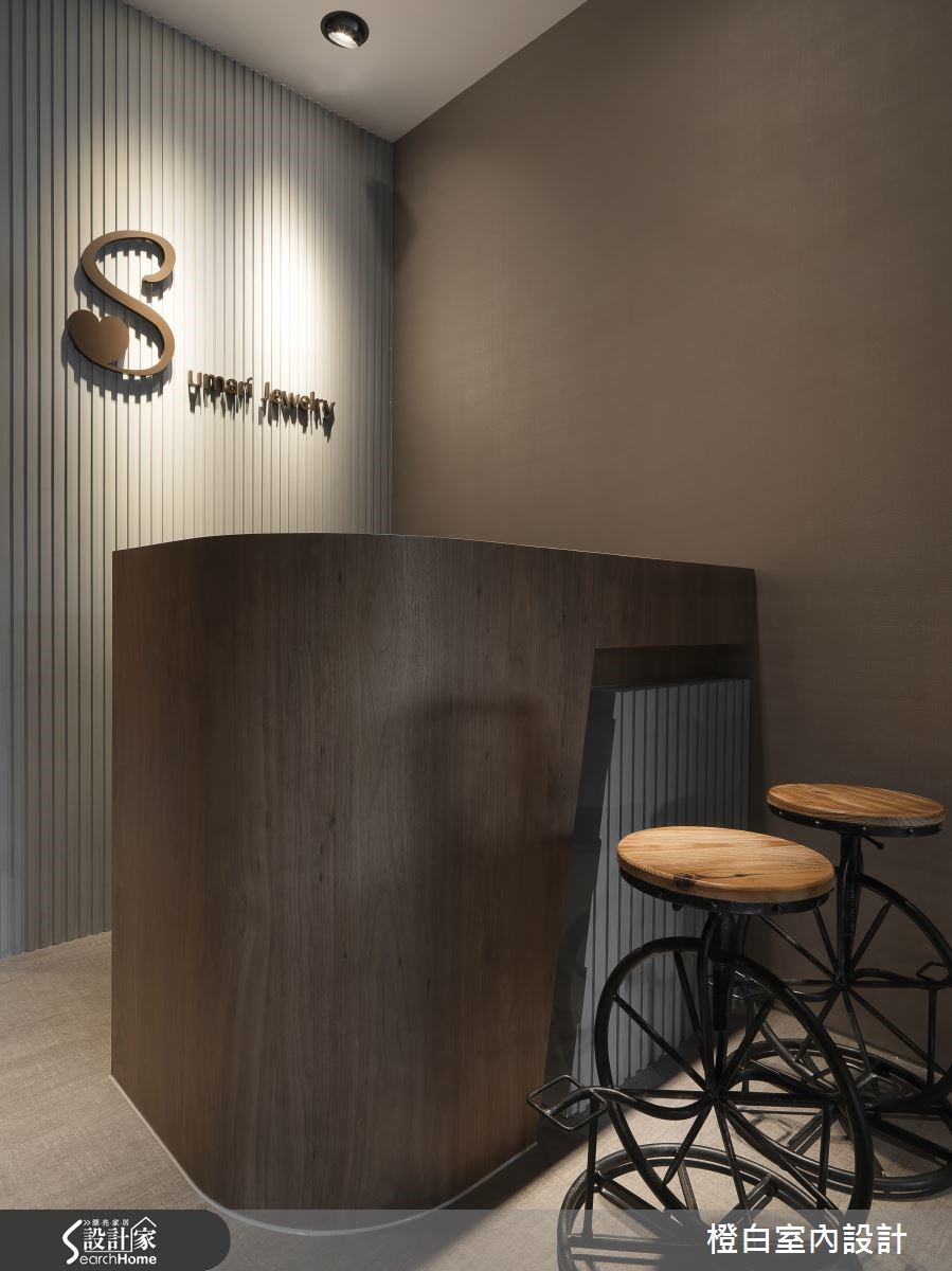 20 坪的原創設計珠寶店,一樓實體店面主要銷售珠寶飾