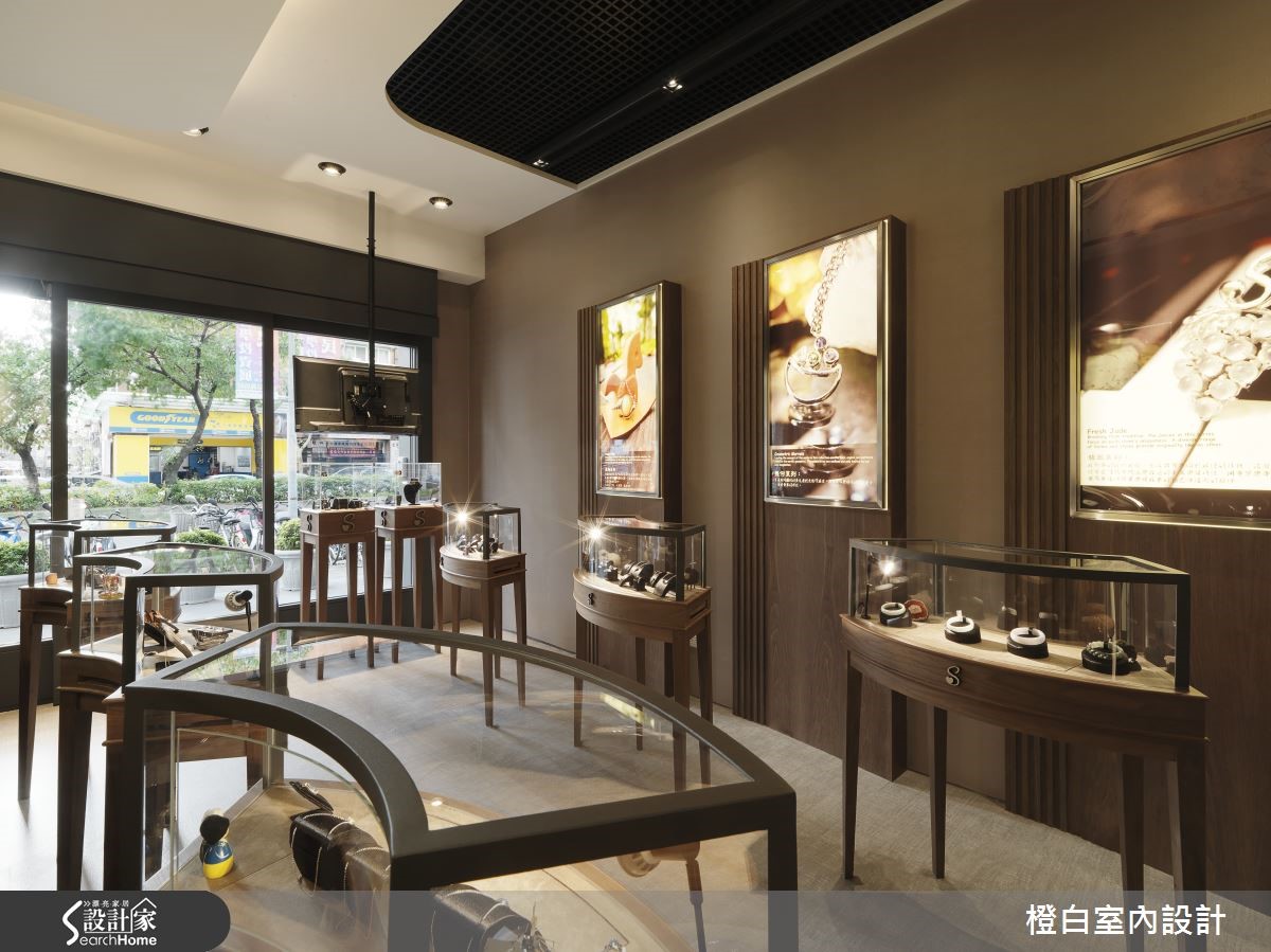 20 坪的原創設計珠寶店,一樓實體店面主要銷售珠寶飾