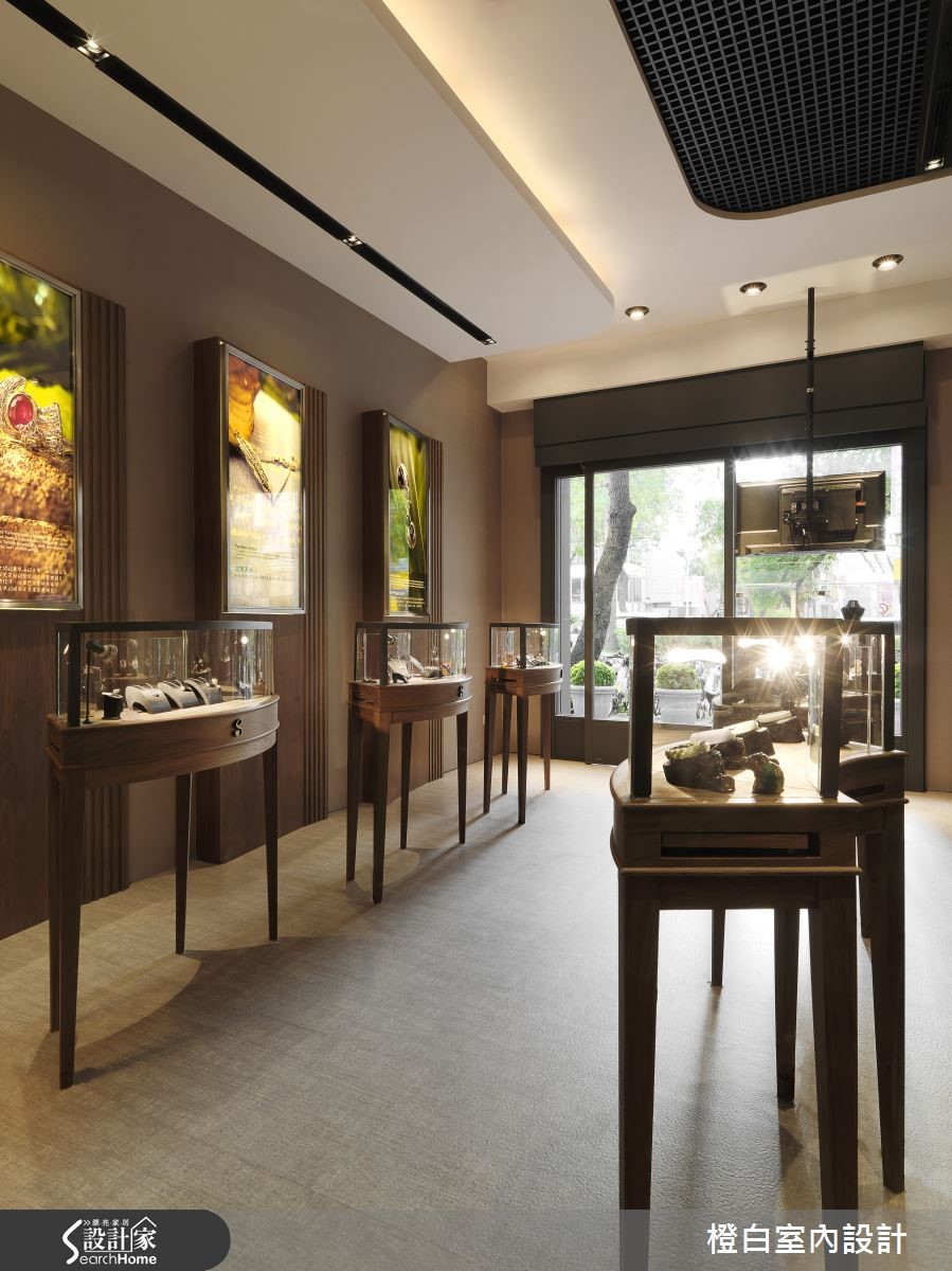 20 坪的原創設計珠寶店,一樓實體店面主要銷售珠寶飾
