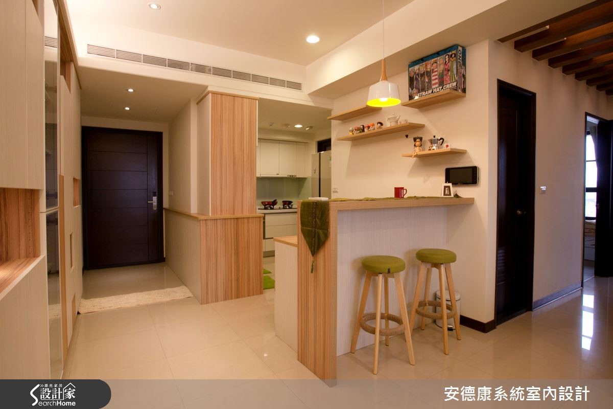 27 坪的新成屋,原本建商所附的廚房天花較客廳低,因