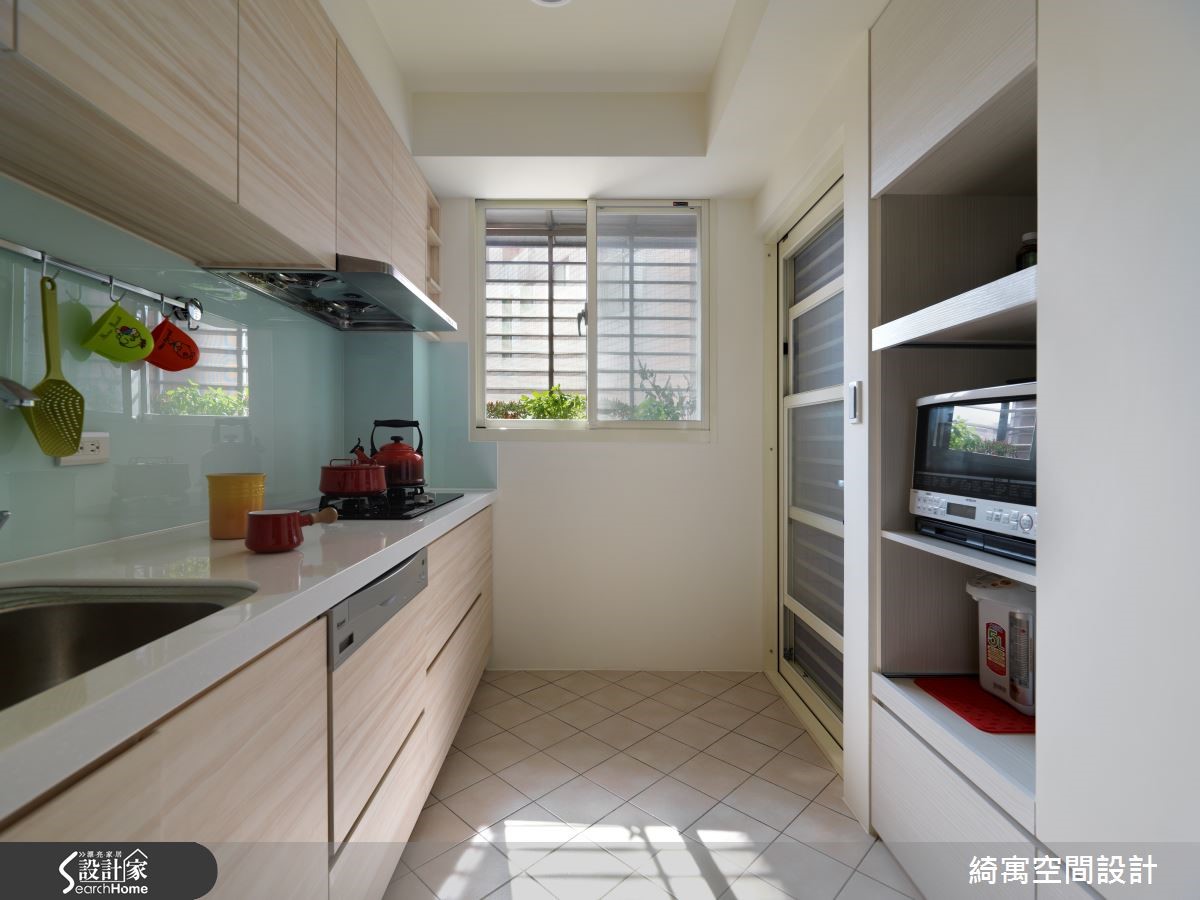 26 坪老屋,原始屋況僅有單邊採光,空間感較顯陰暗,