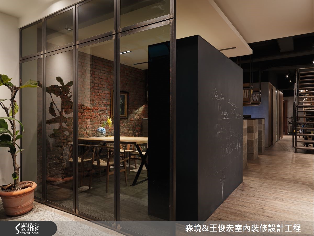 老屋富含居住者的情感依歸,但狹長的屋型卻又帶著陰暗