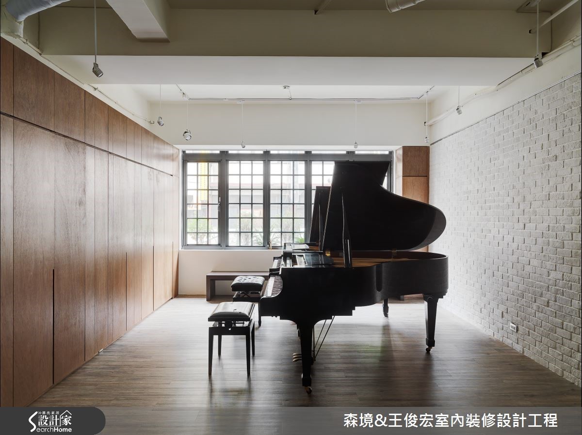 老屋富含居住者的情感依歸,但狹長的屋型卻又帶著陰暗