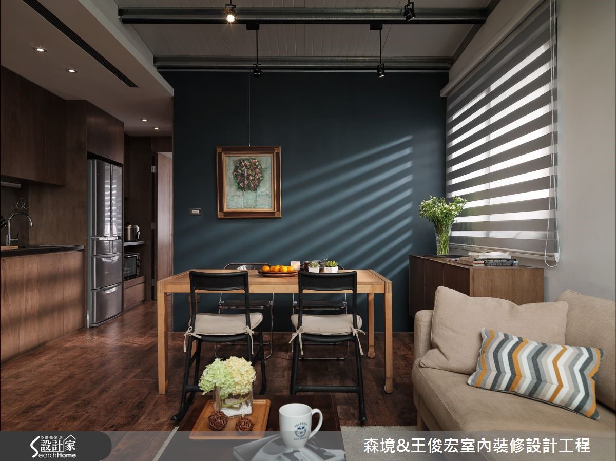 老屋富含居住者的情感依歸,但狹長的屋型卻又帶著陰暗