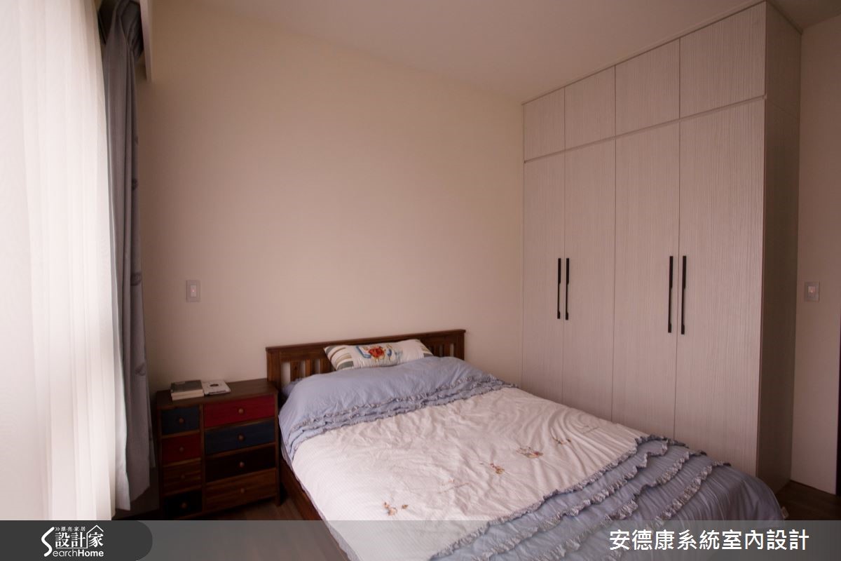 這是年約三十出頭的女教師單身宅,於 24 坪坐擁超實用
