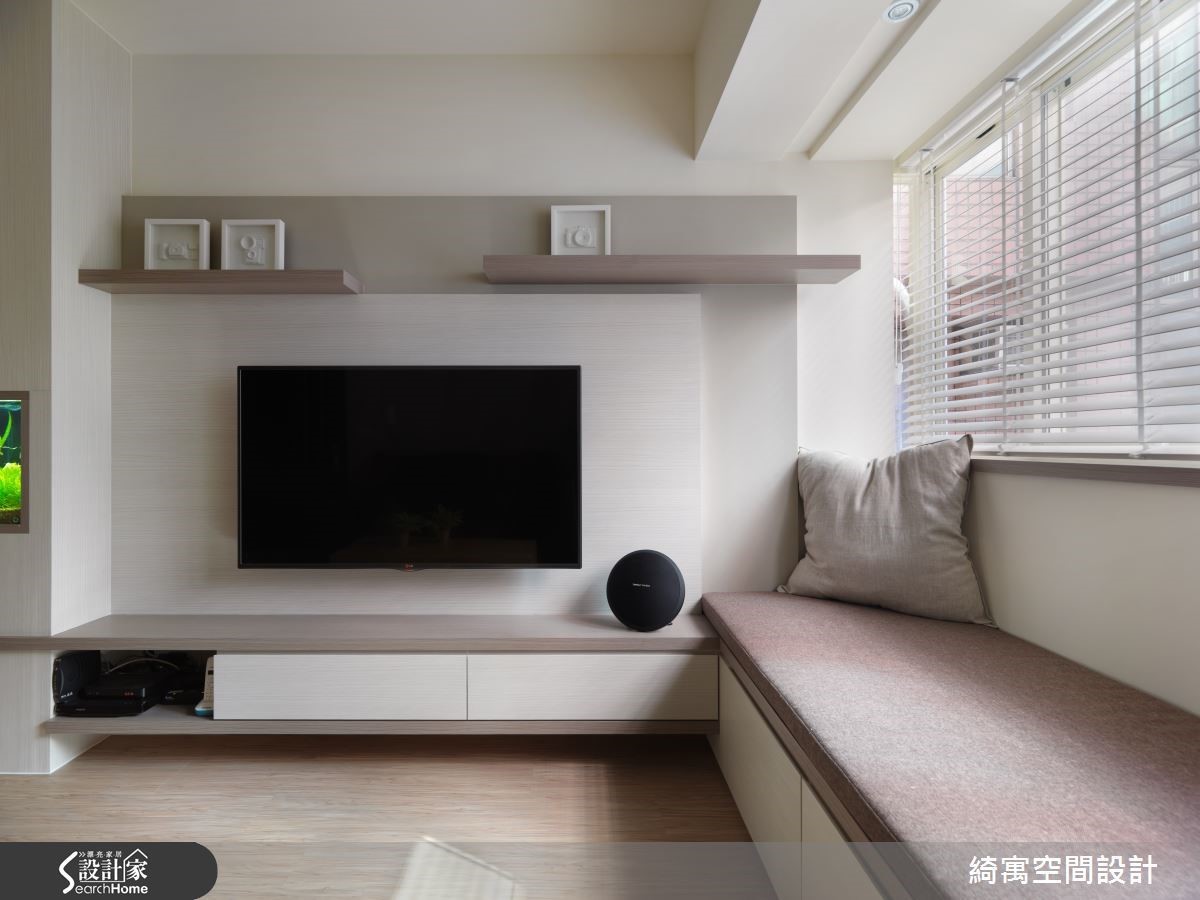 室外的光影經由百葉窗斜斜照進空間,打在淺灰色的電視牆面上,就算不開電視,看著光影的流動發呆,也令人相當愉快。 室外的光影經由百葉窗斜斜照進空間,打在淺灰色的電視牆面上,就算不開電視,看著光影的流動發呆,也令人相當愉快。