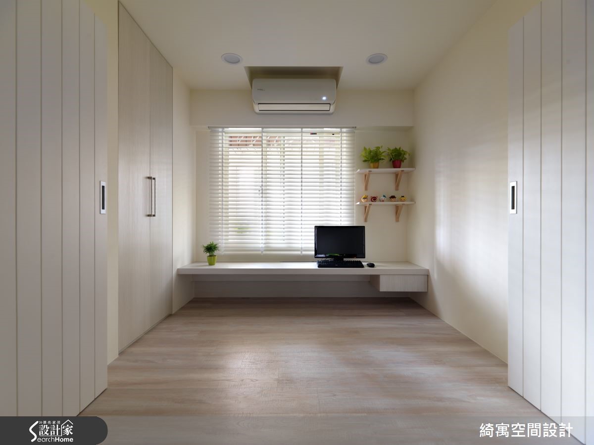 原本是一間不大不小的尷尬房間,設計師改成了彈性隔間的和室,讓採光可以透入整個公共空間中,而且讓屋主在家裡時可以用放鬆的情緒繼續完成工作。 原本是一間不大不小的尷尬房間,設計師改成了彈性隔間的和室,讓採光可以透入整個公共空間中,而且讓屋主在家裡時可以用放鬆的情緒繼續完成工作。