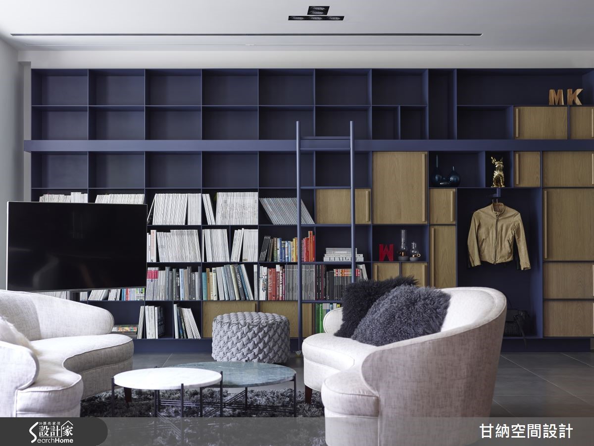 客廳電視牆同時也是玄關牆、書牆,虛實堆疊交錯之間,展開亂中有序的迷人景致。 客廳電視牆同時也是玄關牆、書牆,虛實堆疊交錯之間,展開亂中有序的迷人景致。