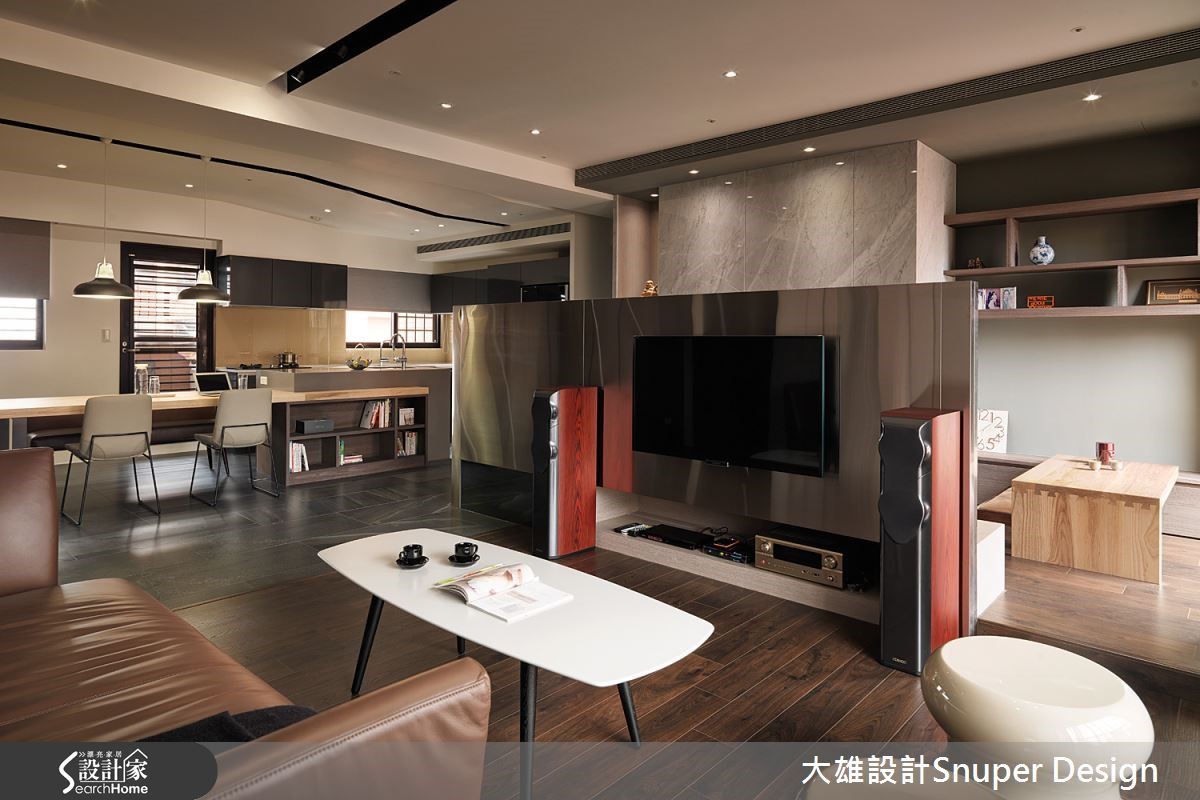在電視牆後方增加和室機能,並運用可拆卸式桌板與長型座椅增加生活機能。 在電視牆後方增加和室機能,並運用可拆卸式桌板與長型座椅增加生活機能。