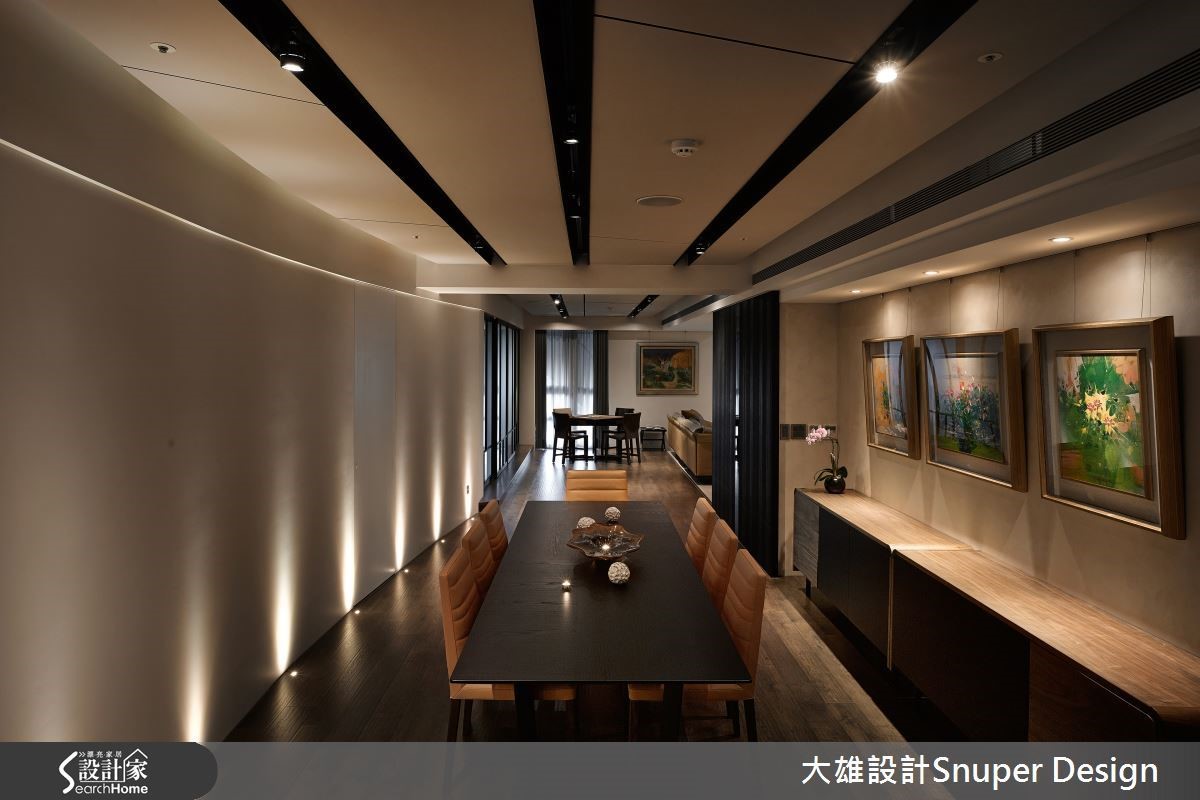 選用超耐磨木地板滿足跳社交舞的需求,並與博益區串聯,將光源設定在地面上,映照層次豐富地表演場域。 選用超耐磨木地板滿足跳社交舞的需求,並與博益區串聯,將光源設定在地面上,映照層次豐富地表演場域。
