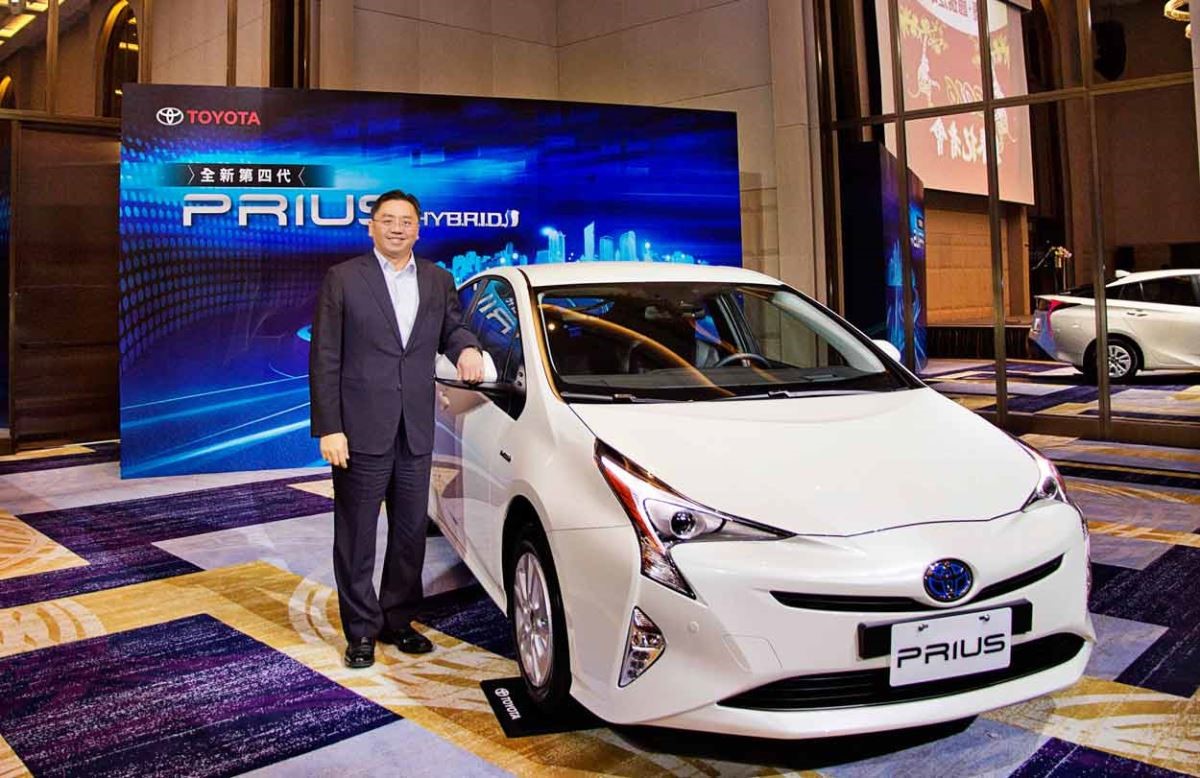 和泰汽車總經理蘇純興與 TOYOTA 全新第四代 PRIUS 合影。 和泰汽車總經理蘇純興與 TOYOTA 全新第四代 PRIUS 合影。
