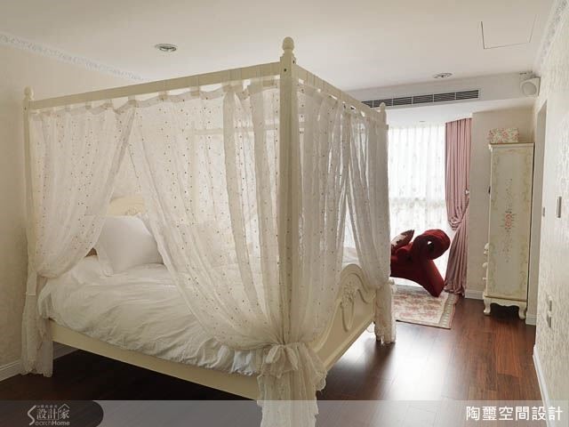 櫃體利用蛇型線條展現精緻氛圍,搭配四柱紗帳大床,充滿貴族氣息。 櫃體利用蛇型線條展現精緻氛圍,搭配四柱紗帳大床,充滿貴族氣息。