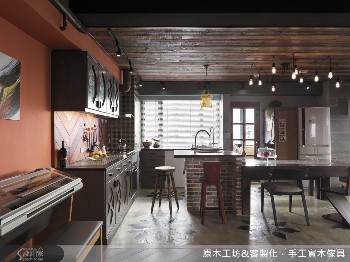 避免工業風餐廚空間管線外露易卡油煙的考量,設計師以原始紅、黑、木三色木建材拼接作為天花板的設置,保留工業風的粗曠,也避免油煙的積存.爐灶概念的磚砌中島,是屋主小時候家中的回憶.餐廚空間營造了屋主的個性、喜好,也保留了濃濃的兒時記憶。 避免工業風餐廚空間管線外露易卡油煙的考量,設計師以原始紅、黑、木三色木建材拼接作為天花板的設置,保留工業風的粗曠,也避免油煙的積存.爐灶概念的磚砌中島,是屋主小時候家中的回憶.餐廚空間營造了屋主的個性、喜好,也保留了濃濃的兒時記憶。