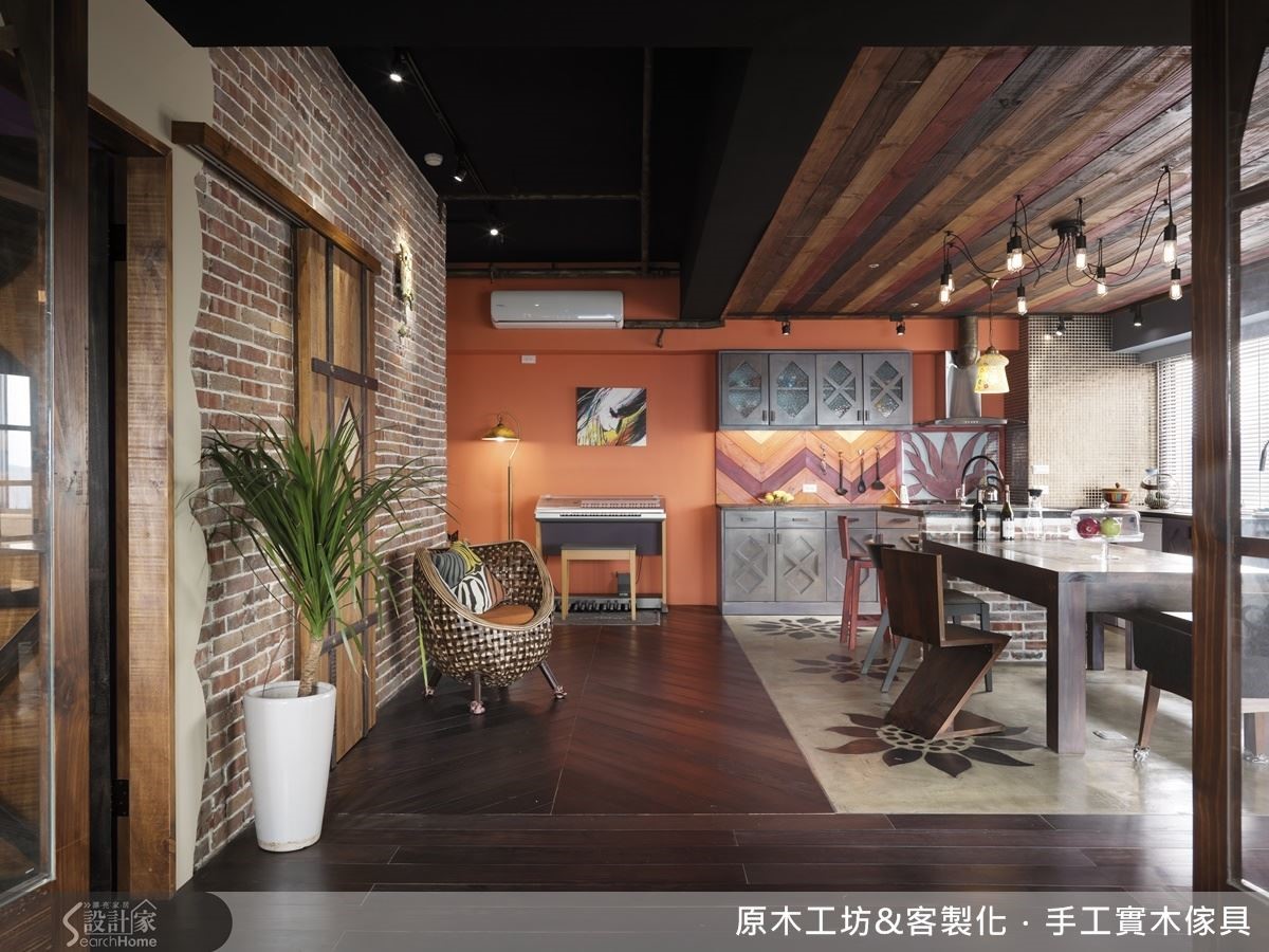 V型拼接地板,與紅橘牆面、幾何廚櫃相對應,將空間做出區分,設計師善用材質、形狀、色彩的組合,不須隔間則輕易創造出空間的區隔。 V型拼接地板,與紅橘牆面、幾何廚櫃相對應,將空間做出區分,設計師善用材質、形狀、色彩的組合,不須隔間則輕易創造出空間的區隔。