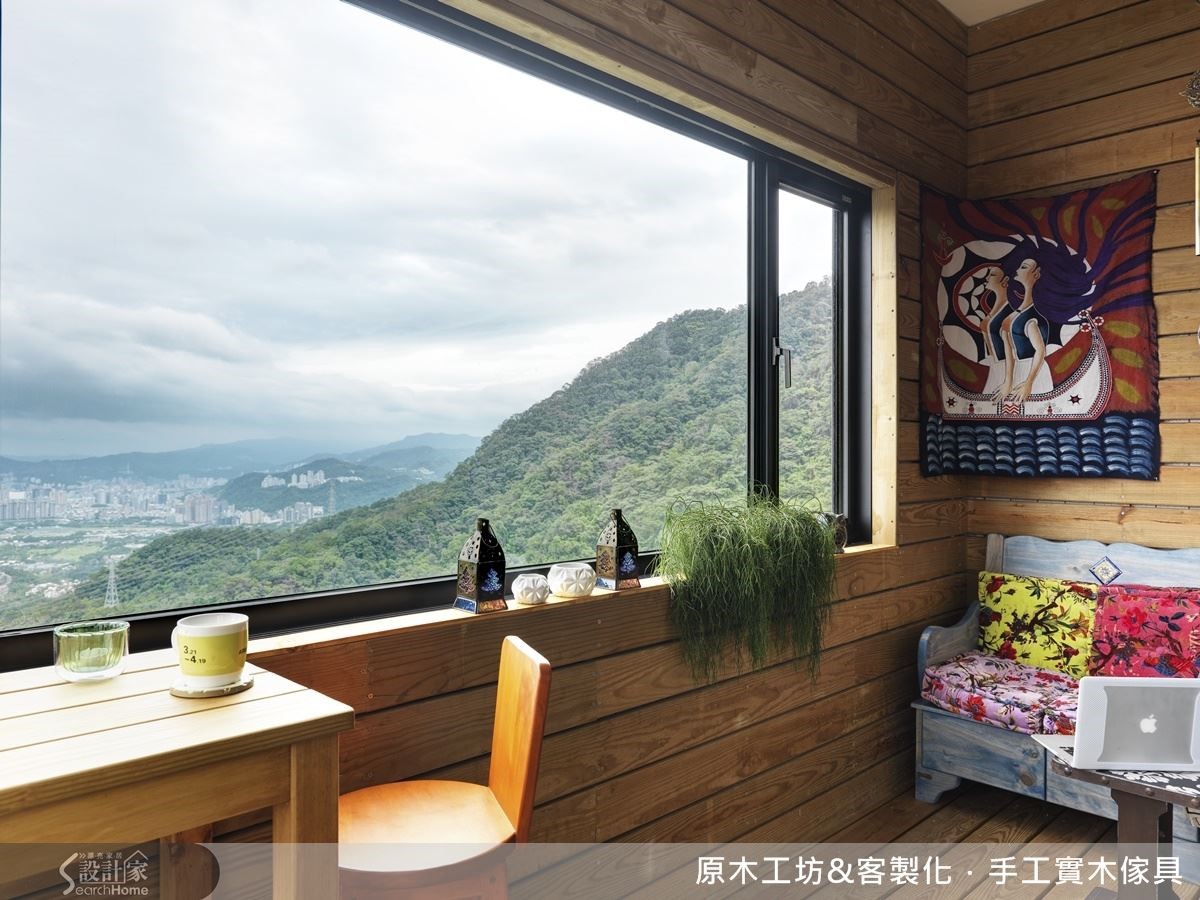簡易的小客廳,說明了屋主使用的佔比.與環山美景相接的包覆陽台空間,簡單溫馨,是屋主真正感受生活幸福感與放鬆身心的休憩主軸。 簡易的小客廳,說明了屋主使用的佔比.與環山美景相接的包覆陽台空間,簡單溫馨,是屋主真正感受生活幸福感與放鬆身心的休憩主軸。