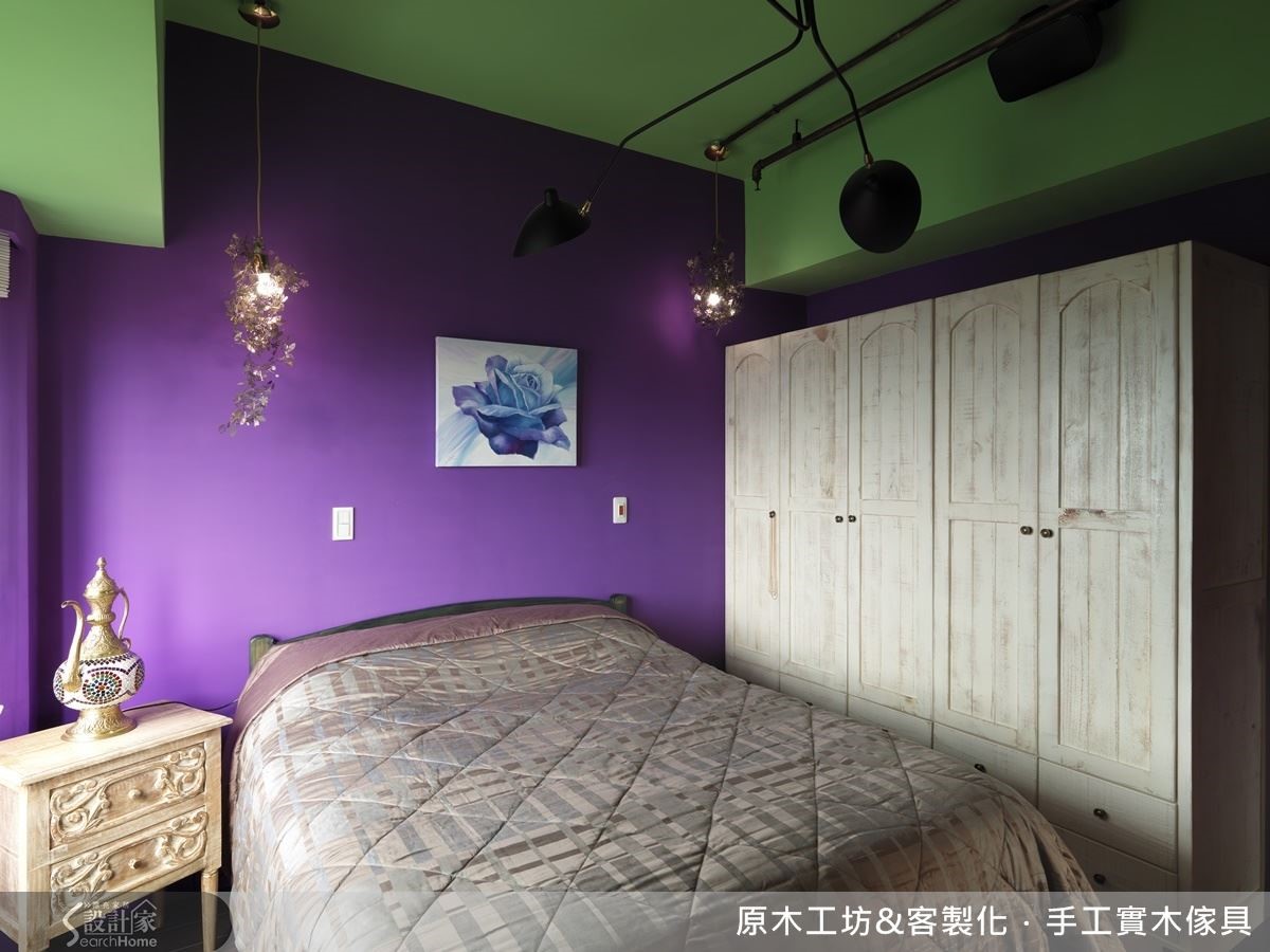 由於屋主喜愛環遊世界,臥室設計偏好不被侷限、搭配有彈性的混搭風格,最好從任何國家帶回來的蒐藏小物擺上後,都能別有一番風味。 由於屋主喜愛環遊世界,臥室設計偏好不被侷限、搭配有彈性的混搭風格,最好從任何國家帶回來的蒐藏小物擺上後,都能別有一番風味。