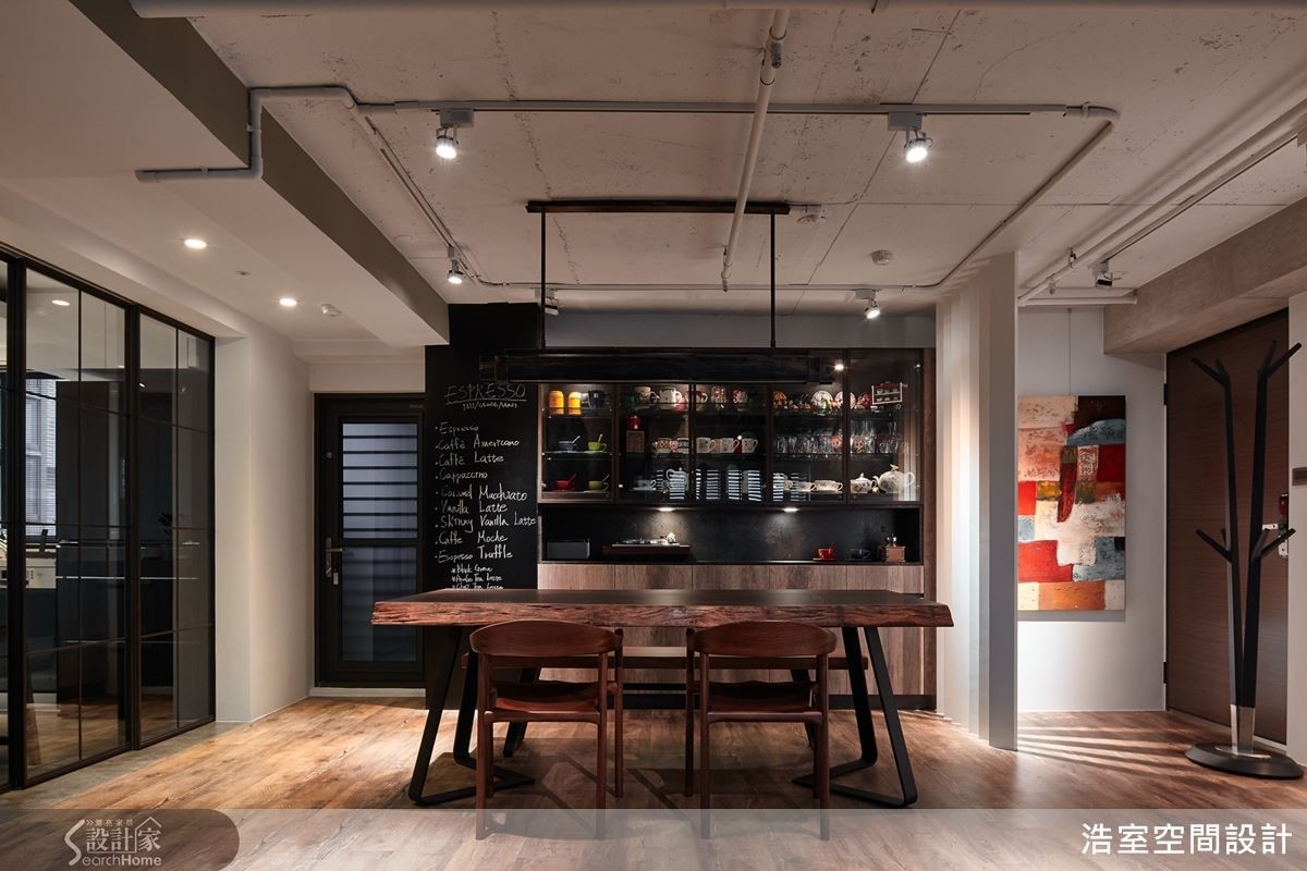 深色異材質餐廳展示櫃坐落於格柵與黑板漆柱體中間成為端景。 深色異材質餐廳展示櫃坐落於格柵與黑板漆柱體中間成為端景。