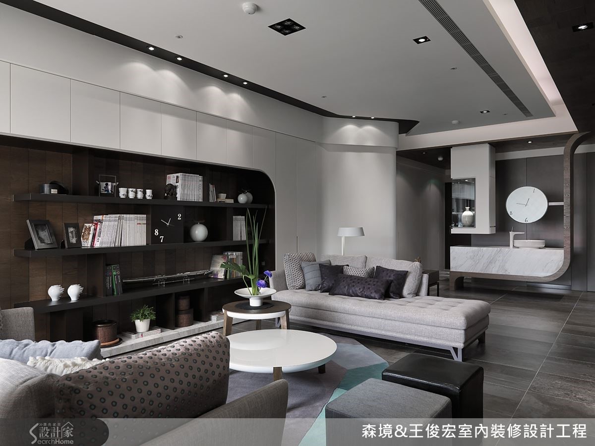 從玄關牆面一路延伸到客廳書牆的立面弧線概念,是王俊宏透析屋主的生活作息與日常習慣,將設計的本質融入到生活中,讓使用者從光影的呈現獲得溫暖感受。 從玄關牆面一路延伸到客廳書牆的立面弧線概念,是王俊宏透析屋主的生活作息與日常習慣,將設計的本質融入到生活中,讓使用者從光影的呈現獲得溫暖感受。