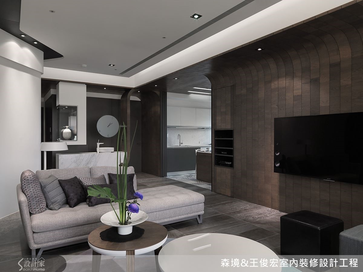 餐廚以穿透的鐵件拉門與靈活的中島餐桌設計,滿足使用需求,彰顯空間尺度。 餐廚以穿透的鐵件拉門與靈活的中島餐桌設計,滿足使用需求,彰顯空間尺度。