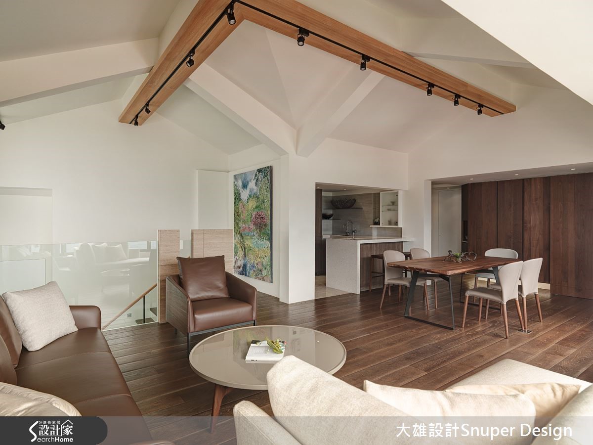 故事始於一片絕佳的景致與山邊小屋,90 坪的老屋,在
