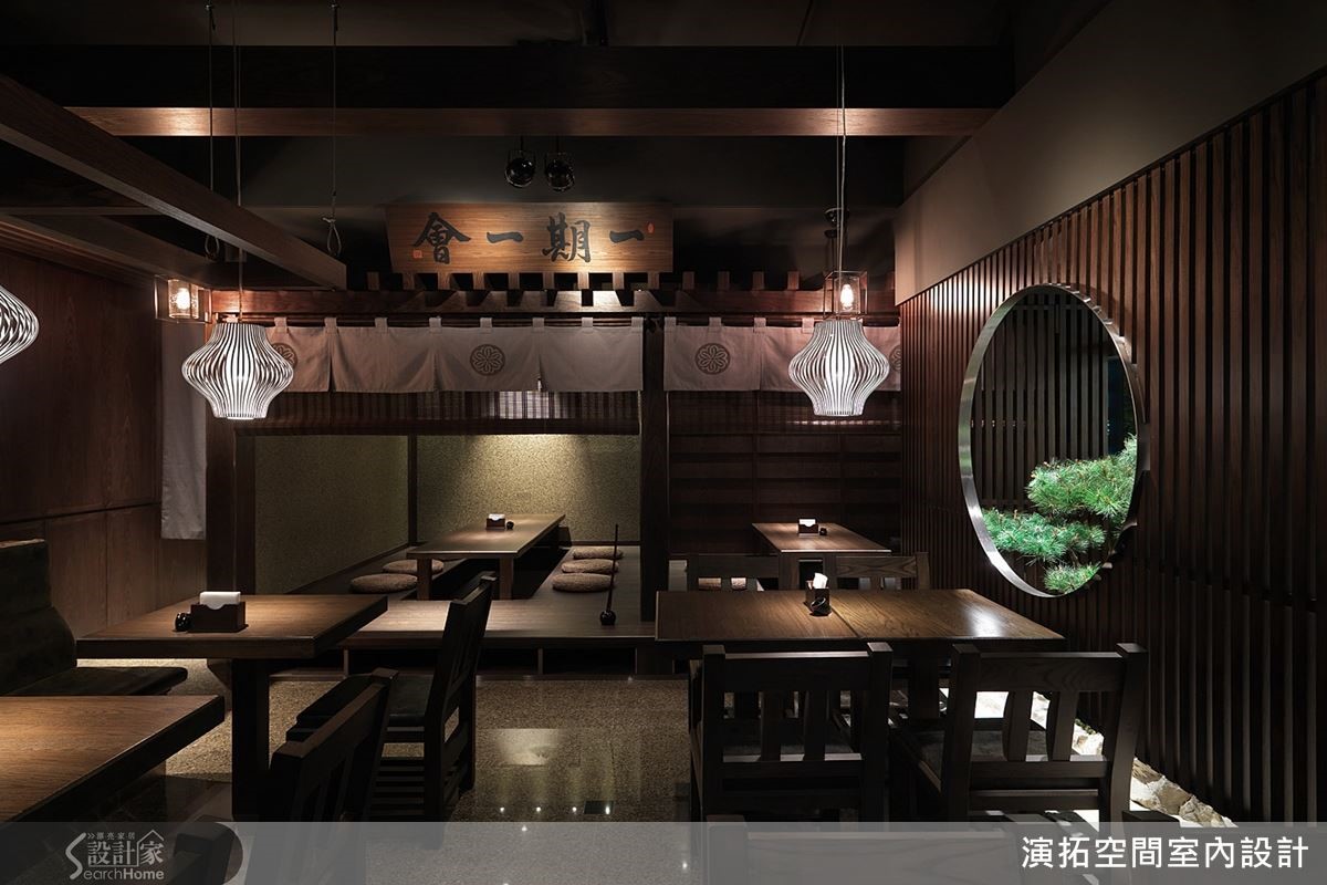 張德良以自身實地探訪遊歷的經驗,從建築文化精髓中汲取日式精神,演繹其涵養,打造具日式人文質感的商業空間。 張德良以自身實地探訪遊歷的經驗,從建築文化精髓中汲取日式精神,演繹其涵養,打造具日式人文質感的商業空間。