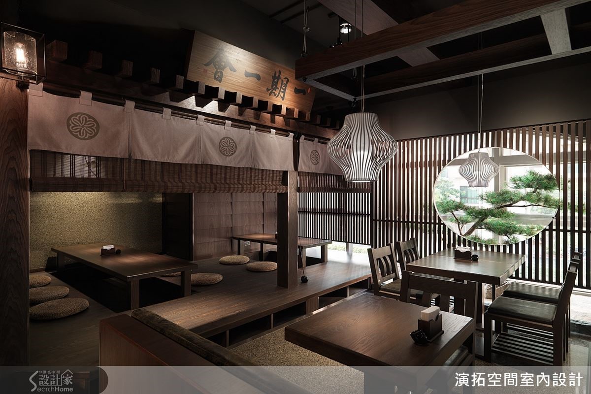 架高和室的包廂區,以淋雨板、抿石子建構壁面,拓染手染布幔、捲簾彰顯日式氛圍同時具隱密性。 架高和室的包廂區,以淋雨板、抿石子建構壁面,拓染手染布幔、捲簾彰顯日式氛圍同時具隱密性。