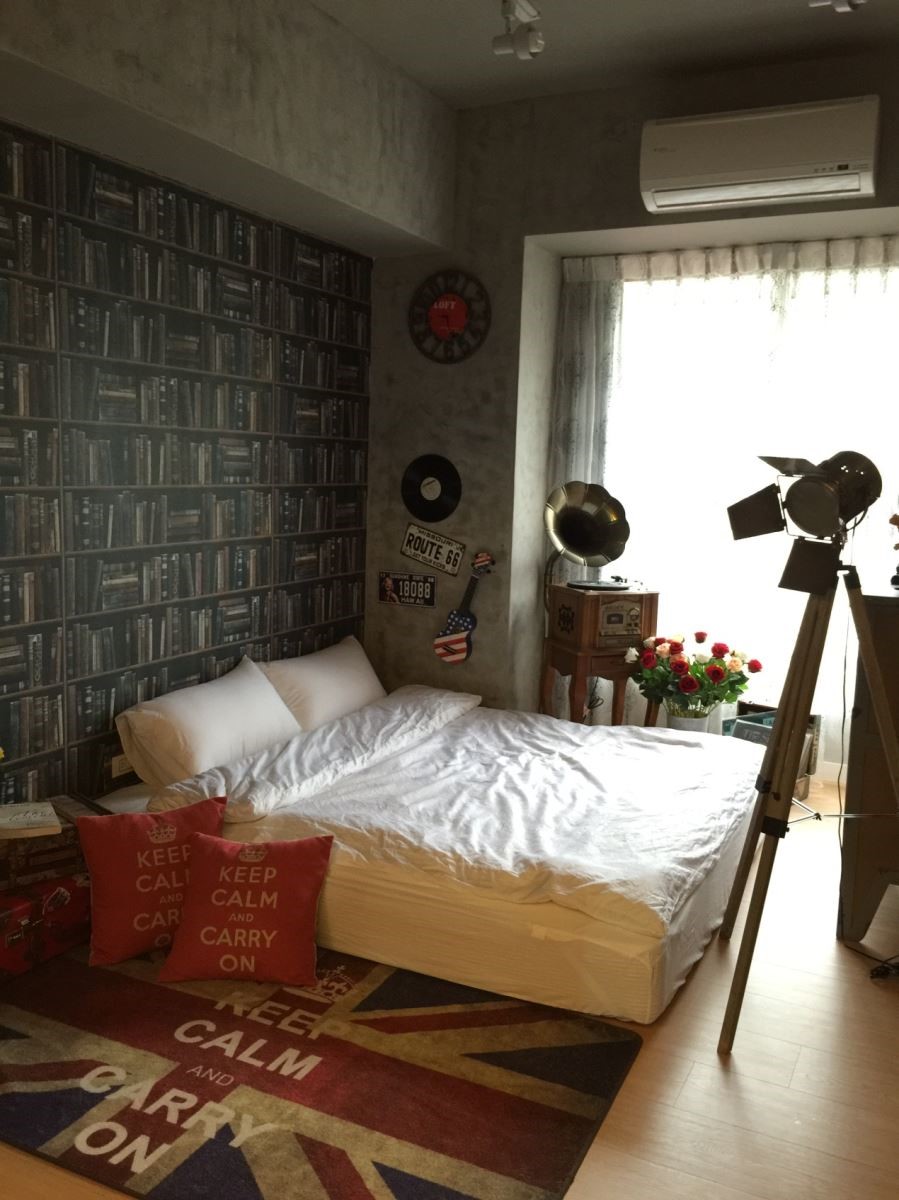 客房主要以屋主珍藏品營造出工業風調性,空間中的色彩與壁紙相互搭配建立協調性與個性美。 客房主要以屋主珍藏品營造出工業風調性,空間中的色彩與壁紙相互搭配建立協調性與個性美。