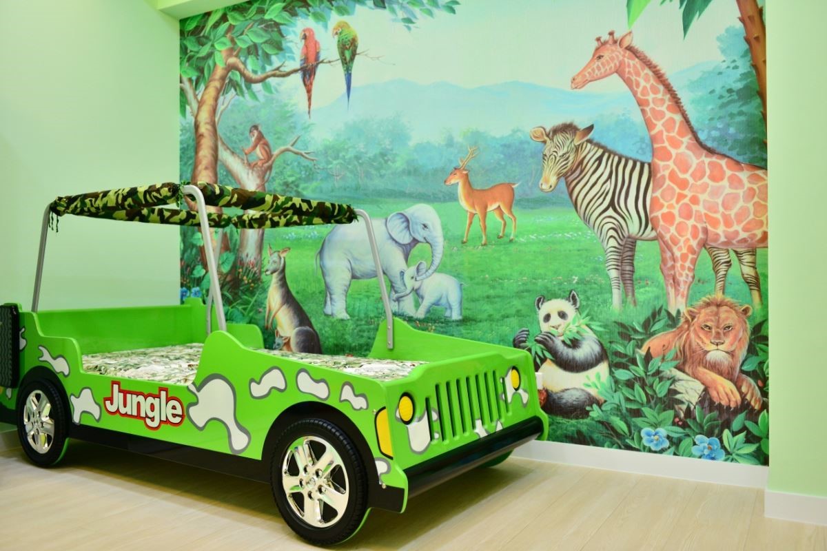 將動物叢林壁紙、吉普車床鋪營造有如冒險王般的小孩房,自然展現小孩的活潑與率性。 將動物叢林壁紙、吉普車床鋪營造有如冒險王般的小孩房,自然展現小孩的活潑與率性。