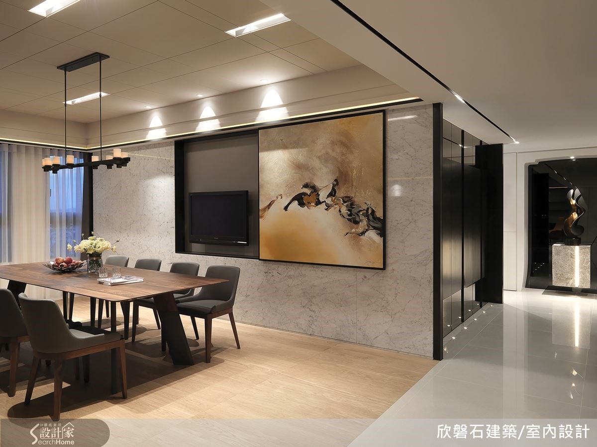 餐廳也是名師夫婦親自指導孩子學習的場所。推開畫作、露出藏在牆裡面的電視機,氣質餐廳頓時變身為多媒體教室! 餐廳也是名師夫婦親自指導孩子學習的場所。推開畫作、露出藏在牆裡面的電視機,氣質餐廳頓時變身為多媒體教室!