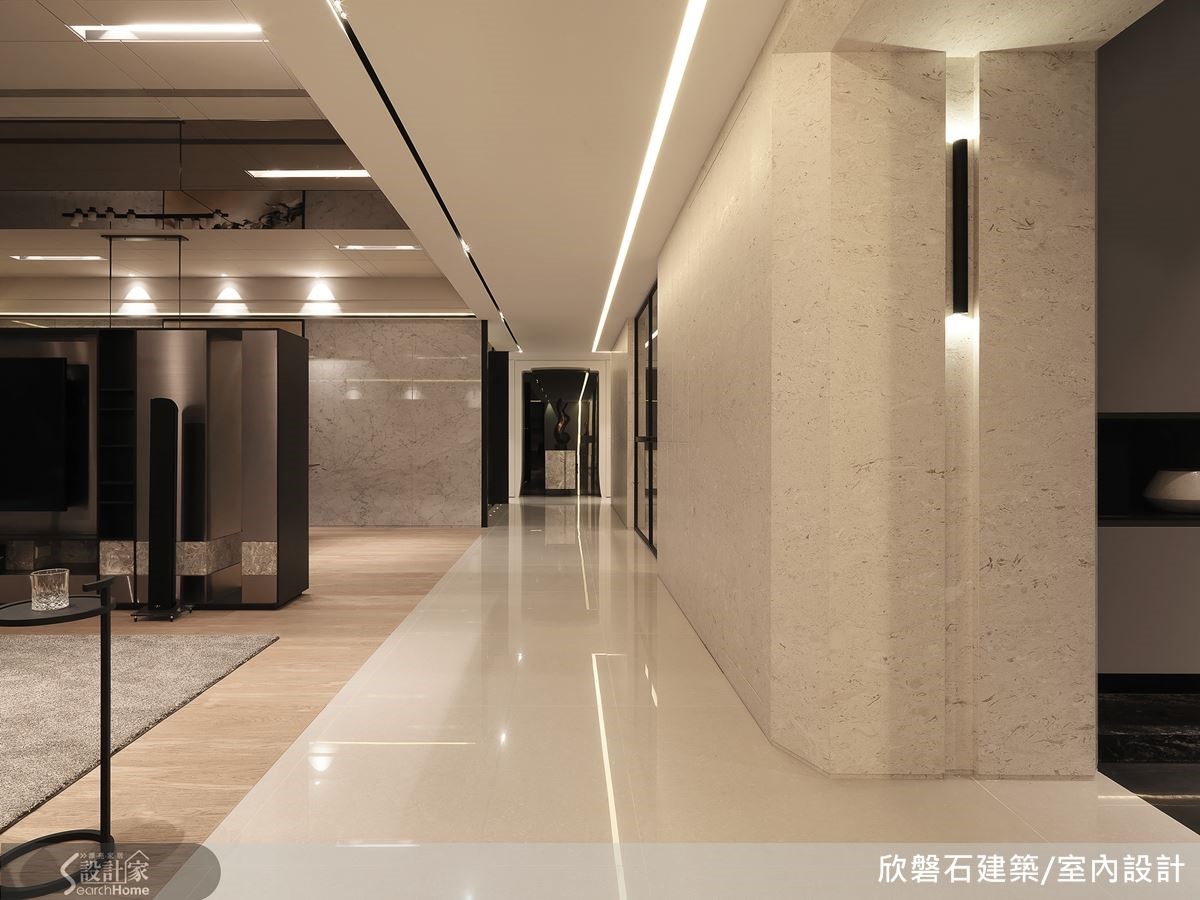 縱貫整個公共區域的走道,天花兩側各有一道表情迥異的燈帶,引導動線直抵房間區。圖中,右邊的間接光帶通往兩間小孩房,順著左側的黑色燈槽,轉進去就是主臥。 縱貫整個公共區域的走道,天花兩側各有一道表情迥異的燈帶,引導動線直抵房間區。圖中,右邊的間接光帶通往兩間小孩房,順著左側的黑色燈槽,轉進去就是主臥。