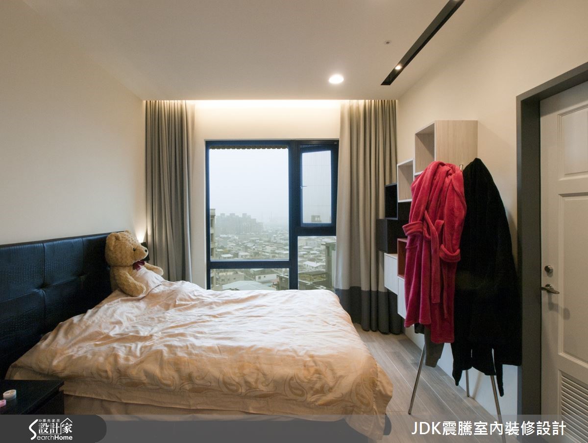 設計師突破制式方正格局,考量到建築結構樑過於龐大,