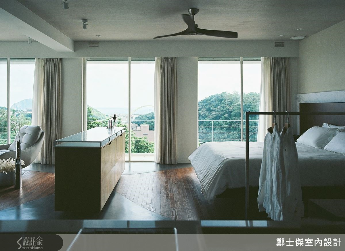 前方靠海,右方靠山的美麗景致,是設計師打掉所有舊有牆壁與格間,才能完整取得。 前方靠海,右方靠山的美麗景致,是設計師打掉所有舊有牆壁與格間,才能完整取得。