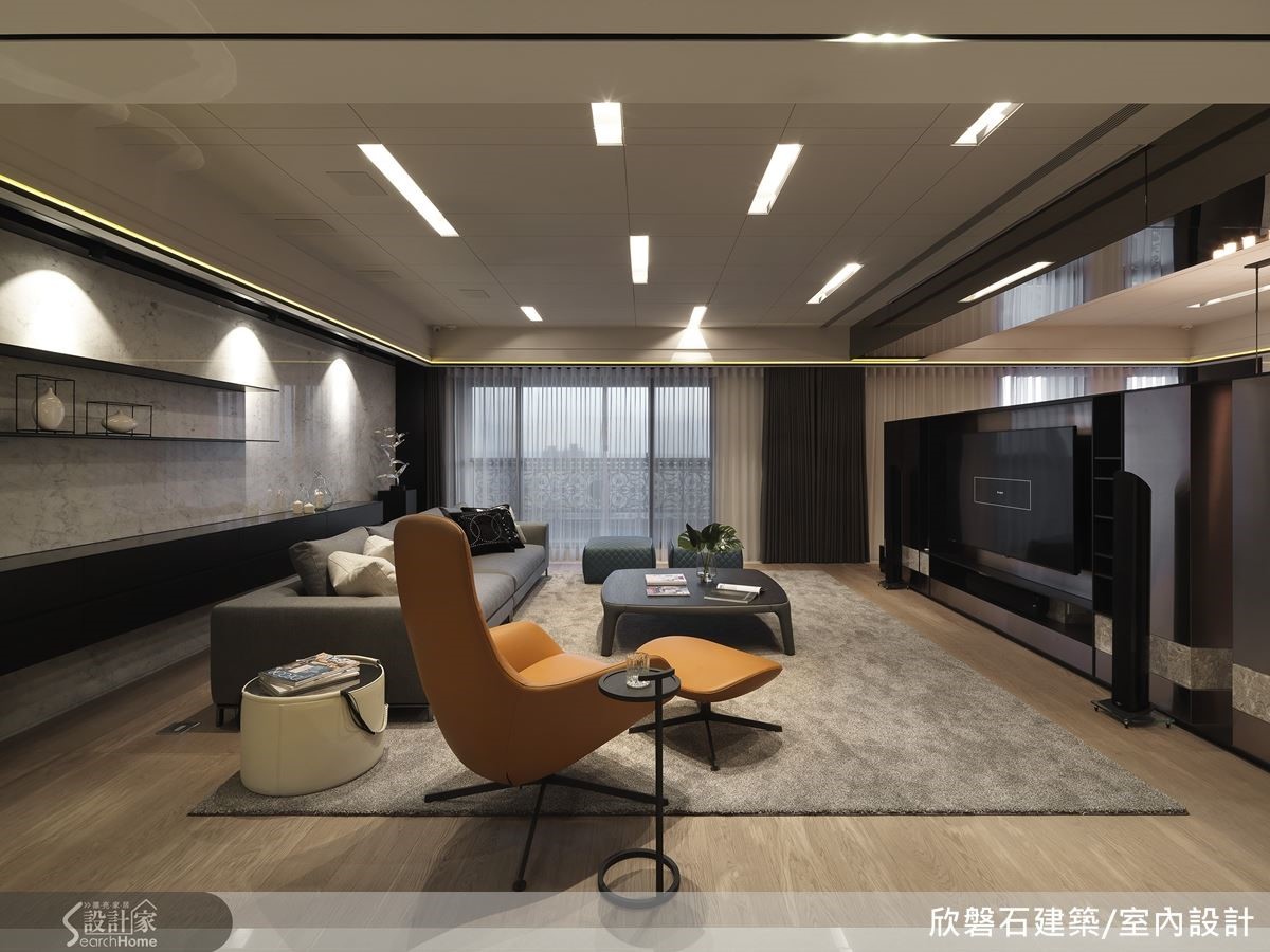 雖然全家才四口人,但由於屋主經常邀請友人到自家遊玩、甚至舉行家庭派對,因此打造長達三米的大長桌以便宴客。這裡也是屋主夫妻親自指導孩子課業的地方。 雖然全家才四口人,但由於屋主經常邀請友人到自家遊玩、甚至舉行家庭派對,因此打造長達三米的大長桌以便宴客。這裡也是屋主夫妻親自指導孩子課業的地方。