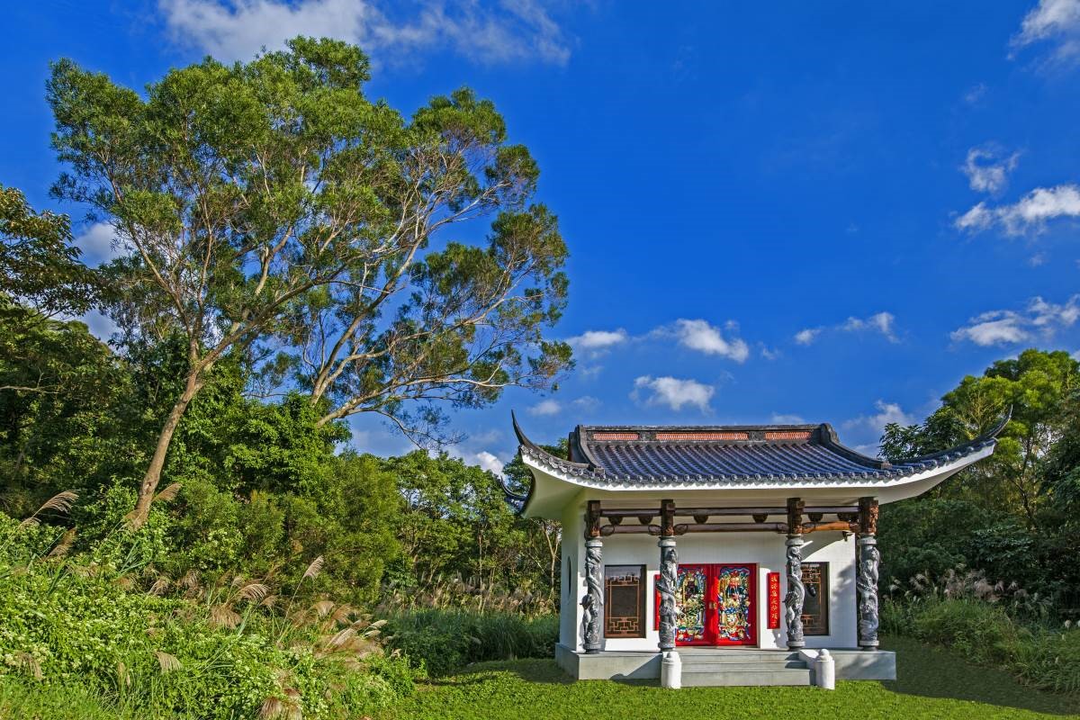 莊園逐一描寫懷念的情愫,也帶我們領略東方與西方信仰的文化建築,更以精工細作的精神再現其中的美學藝術作品。在諾大的莊園環境中,廟宇是依循的宋代建築,虹樑、牛腿取自徽派建築,石柱是閩式的,所以這土地公廟在外觀上呈現的是典型的中國建築藝術之美。 莊園逐一描寫懷念的情愫,也帶我們領略東方與西方信仰的文化建築,更以精工細作的精神再現其中的美學藝術作品。在諾大的莊園環境中,廟宇是依循的宋代建築,虹樑、牛腿取自徽派建築,石柱是閩式的,所以這土地公廟在外觀上呈現的是典型的中國建築藝術之美。