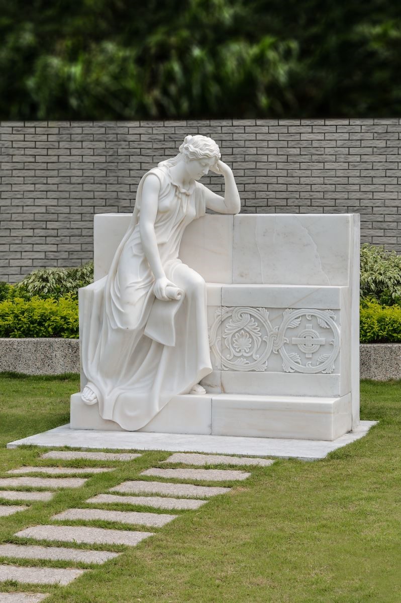 石雕藝術闡述生命紀念的性質,過去有貞節牌坊、節孝坊、德政坊等等,是以紀念和傳承美德為目的,而且絕大多數都以石材建構,在我們的歷史中,帝王陵寢也不乏石雕紀念物,因為石頭的永久性讓石雕成為永恆紀念的不二之選,所以雕刻藝術在莊園中佔有很大的篇幅。 石雕藝術闡述生命紀念的性質,過去有貞節牌坊、節孝坊、德政坊等等,是以紀念和傳承美德為目的,而且絕大多數都以石材建構,在我們的歷史中,帝王陵寢也不乏石雕紀念物,因為石頭的永久性讓石雕成為永恆紀念的不二之選,所以雕刻藝術在莊園中佔有很大的篇幅。