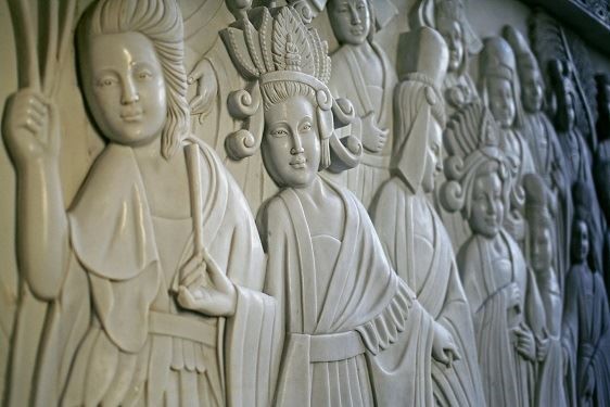 莊園中的東方建築,以再現的千年東方浮雕作品與漢白玉石大佛撐起細緻的莊嚴大器,佐以空間的燈光鋪陳,暈染神聖溫暖氛圍,感知餘韻撼動內心的波瀾,展現出信仰的力量。整體建築空間,跨越制式的空間規劃,先有大石佛像才有佛龕至建築,一切由內往外建構追思的空間。 莊園中的東方建築,以再現的千年東方浮雕作品與漢白玉石大佛撐起細緻的莊嚴大器,佐以空間的燈光鋪陳,暈染神聖溫暖氛圍,感知餘韻撼動內心的波瀾,展現出信仰的力量。整體建築空間,跨越制式的空間規劃,先有大石佛像才有佛龕至建築,一切由內往外建構追思的空間。