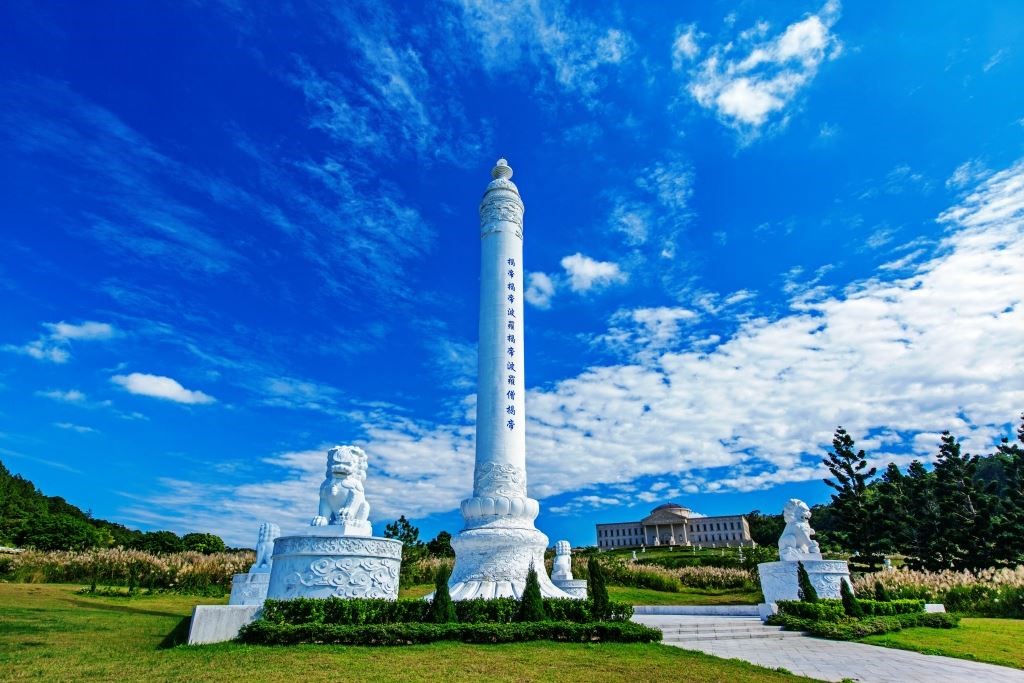 世界各國都有類似的紀念碑,在中國與其類似的叫做華表,這是一座華表作法的心經柱。 世界各國都有類似的紀念碑,在中國與其類似的叫做華表,這是一座華表作法的心經柱。