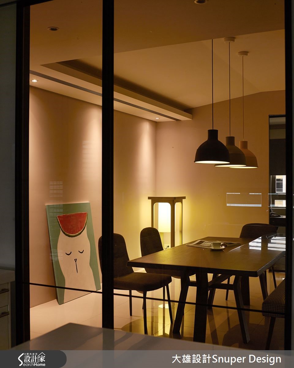 餐廳懸吊現代感十足的燈具,襯托起柔和溫暖的迷人享受。 餐廳懸吊現代感十足的燈具,襯托起柔和溫暖的迷人享受。