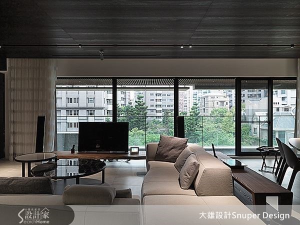 天花板折板巧妙遮掩書房外的雜亂,同時截取樹梢綠意,讓家中無時無刻感受綠意無盡。 天花板折板巧妙遮掩書房外的雜亂,同時截取樹梢綠意,讓家中無時無刻感受綠意無盡。
