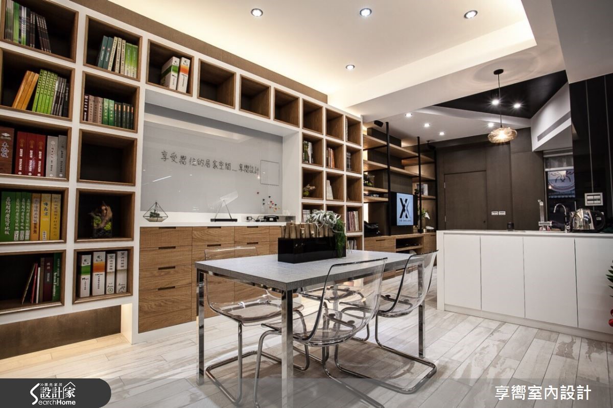 在清一色現代化建築的街道上,實木打造的外觀讓室內設