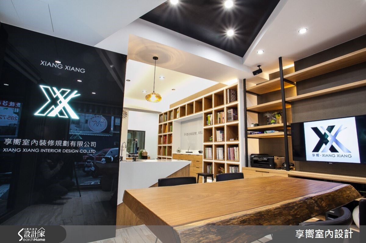 在清一色現代化建築的街道上,實木打造的外觀讓室內設