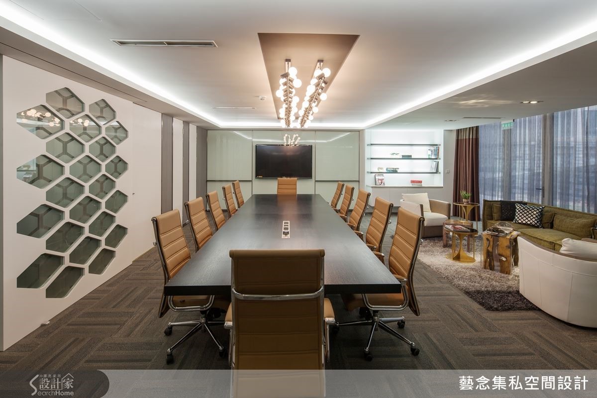 向來勇於挑戰建材混搭與突破色彩框架,藝念集私空間設