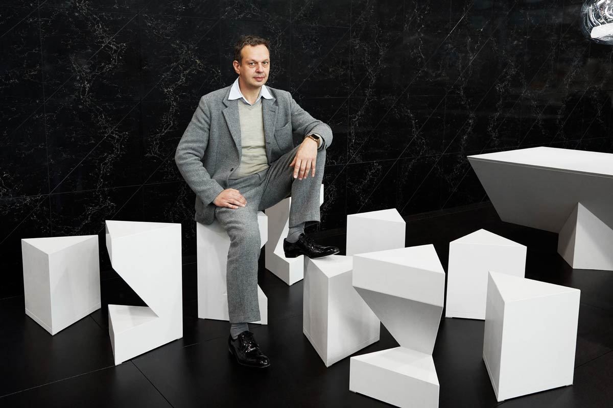 設計大師 Tom Dixon 以冰稜造型打造 ICE 系列的餐桌與餐凳。 設計大師 Tom Dixon 以冰稜造型打造 ICE 系列的餐桌與餐凳。