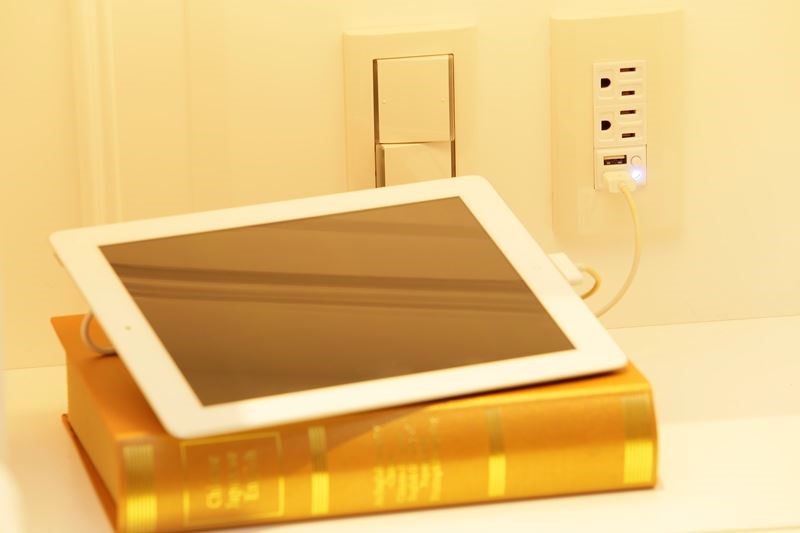 埋入式 USB 智慧電源插座嚴選環保材質,對細節精雕細琢,兼容綠色計畫,隱藏式美型設計,全電壓使用,靜電防短路,40 度工作溫度,雙孔輸出及國際安規認證。 埋入式 USB 智慧電源插座嚴選環保材質,對細節精雕細琢,兼容綠色計畫,隱藏式美型設計,全電壓使用,靜電防短路,40 度工作溫度,雙孔輸出及國際安規認證。