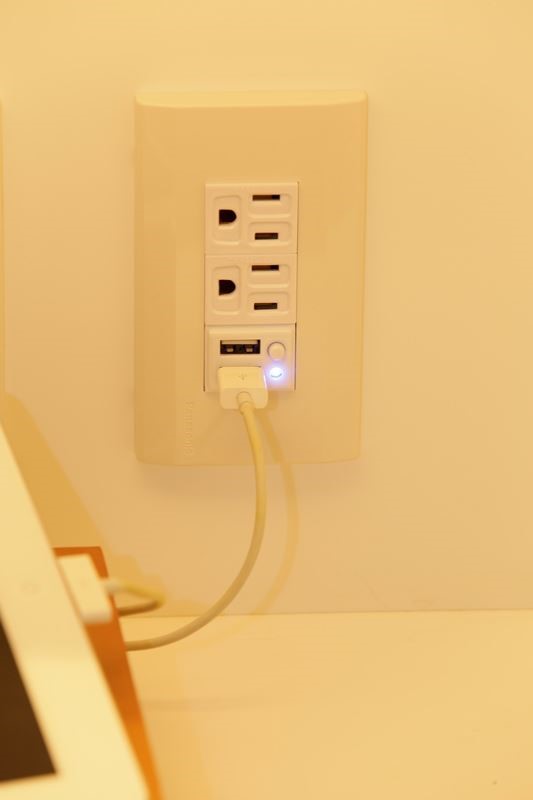 埋入式設計維持空間優雅美感,同時提供電源開關,可直接對電源進行開/關控制,控制電源流動,完全達到省電節能作用。前方特製電源安全開關打開,亮起藍燈電流供電。 埋入式設計維持空間優雅美感,同時提供電源開關,可直接對電源進行開/關控制,控制電源流動,完全達到省電節能作用。前方特製電源安全開關打開,亮起藍燈電流供電。