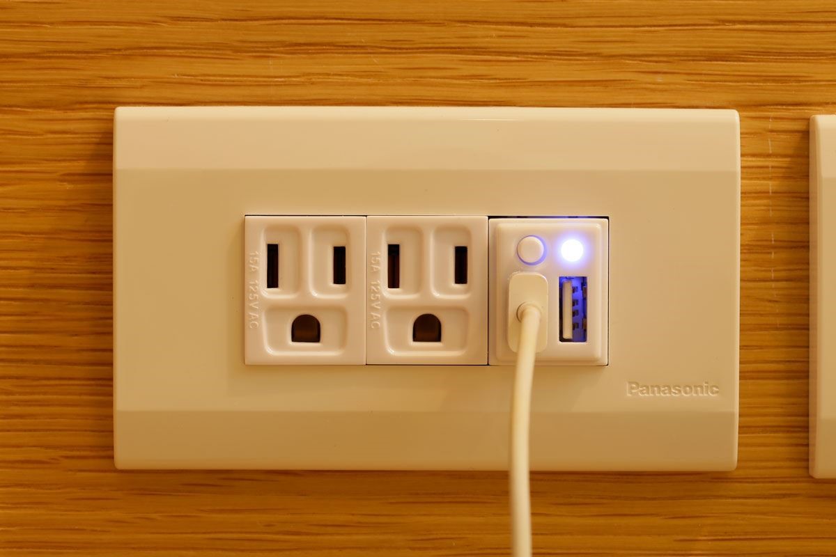 埋入式 USB 充電器,隱藏式美型設計,全電壓使用,特製電源安全開關,藍燈亮起顯示電流供電中。 埋入式 USB 充電器,隱藏式美型設計,全電壓使用,特製電源安全開關,藍燈亮起顯示電流供電中。