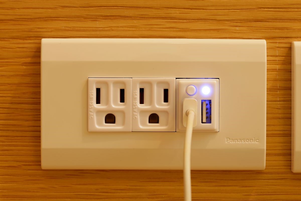 插座前方特製電源安全開關,一有狀況隨時自動停止充電。 插座前方特製電源安全開關,一有狀況隨時自動停止充電。