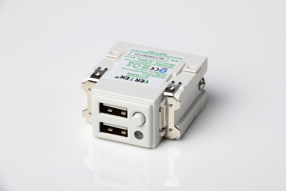 SMP-5 埋入式 USB 充電插座具有自動保護機制,為居家安全把關。 SMP-5 埋入式 USB 充電插座具有自動保護機制,為居家安全把關。