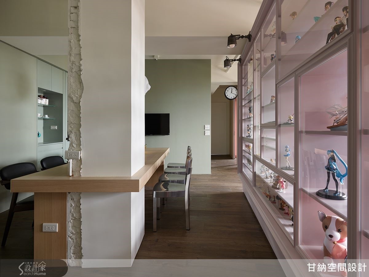 展示櫃結合玻璃而生,且與餐廳共同衍生出廊道,不同的虛實效果,讓遊走於此擁有像是行走於戶外欣賞櫥窗般的感受。 展示櫃結合玻璃而生,且與餐廳共同衍生出廊道,不同的虛實效果,讓遊走於此擁有像是行走於戶外欣賞櫥窗般的感受。
